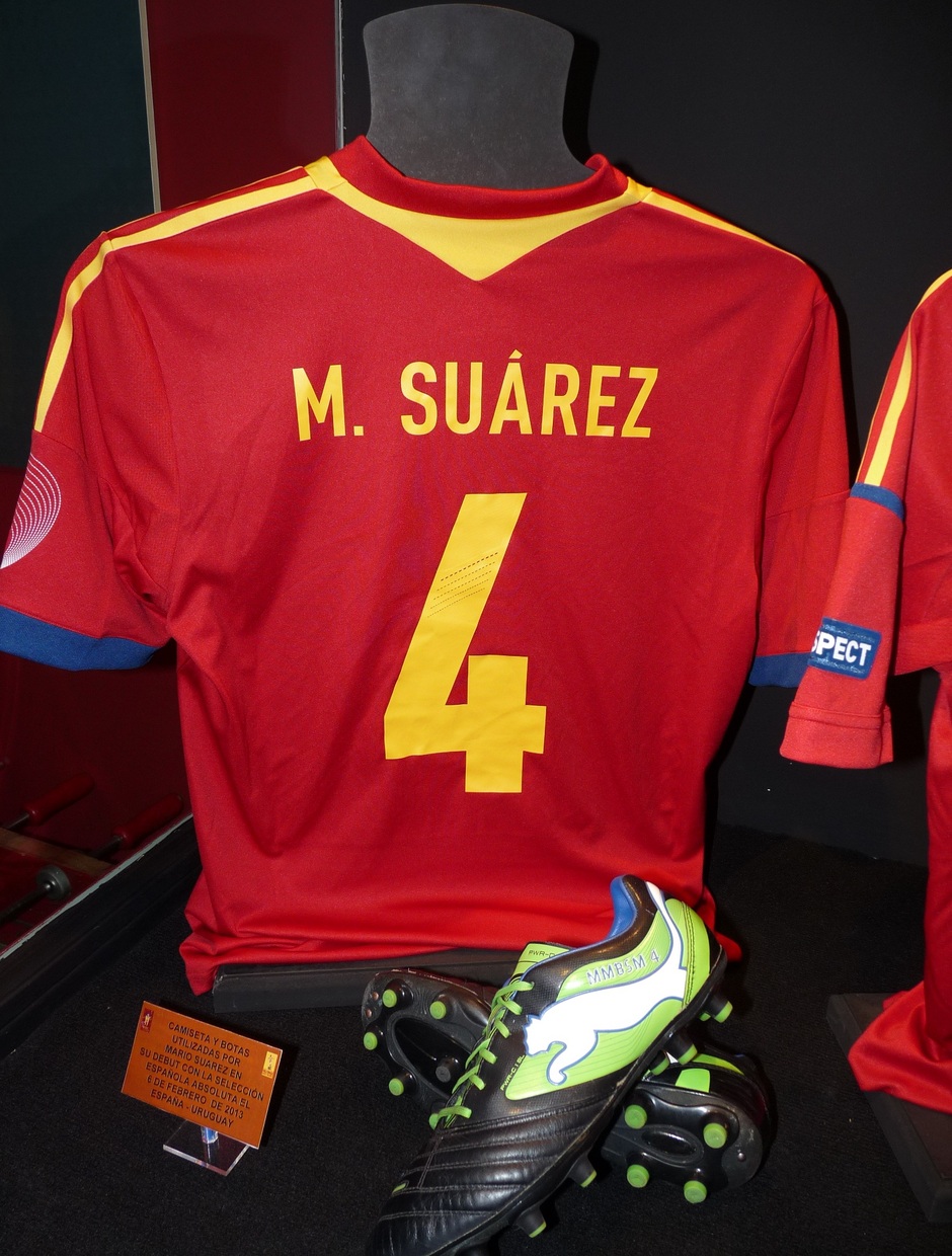 La camiseta y las botas que Mario Suárez vistió en su debut con la Selección Española